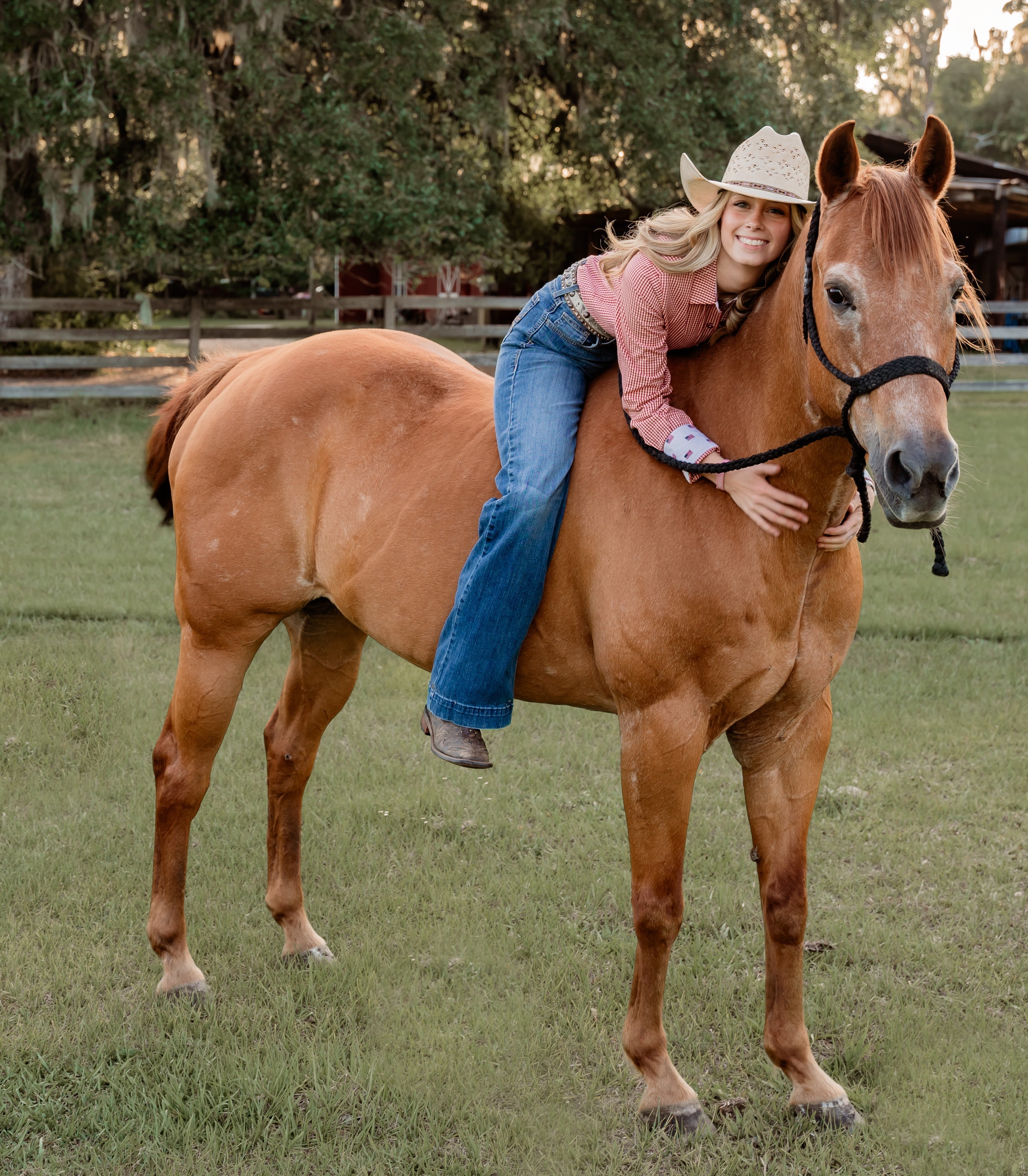 Kierlyn Parham mounted on her barrel horse outdoors