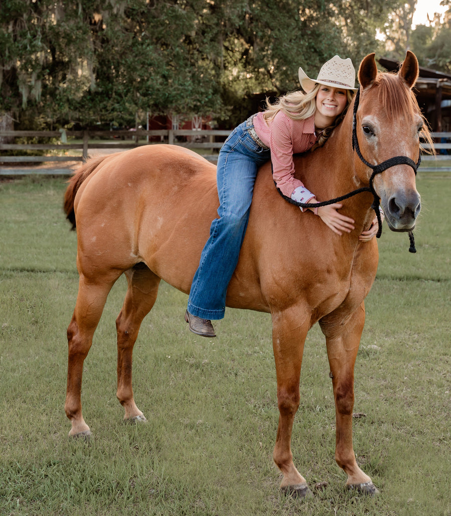 Kierlyn Parham mounted on her barrel horse outdoors